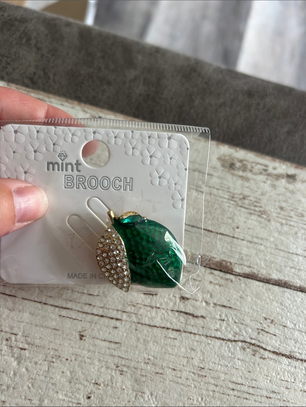 5/)25 mint Green Leaf Crystal Accent Brooch